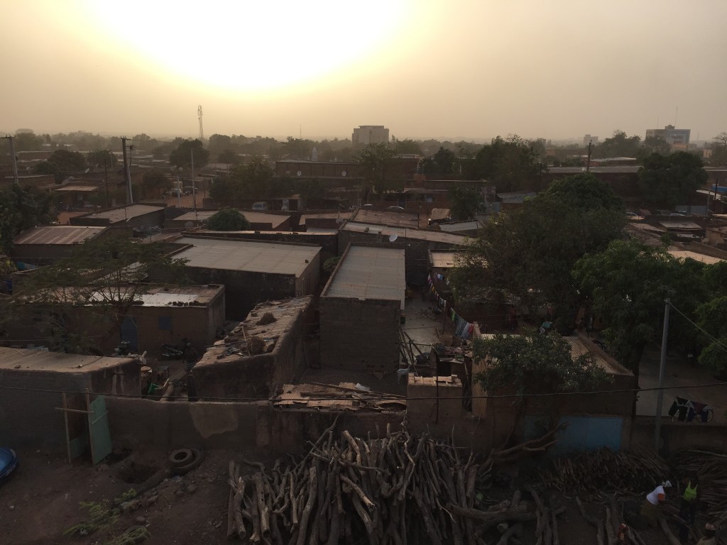 Le soleil se couche sur Ouagadougou où l'air est saturé de poussière apportée du désert par le souffle de l'harmattan.