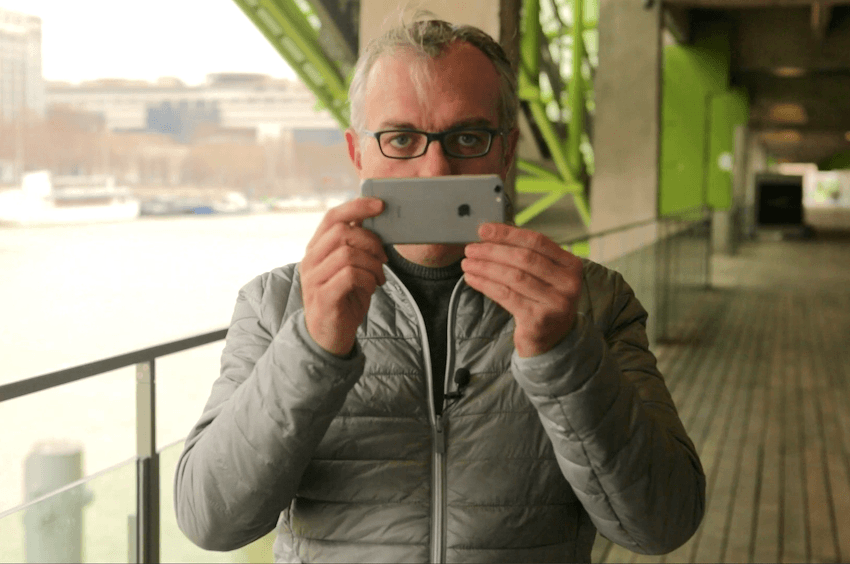 Philippe Couve assure les sessions de formation "vidéo avec smartphone" dans le cadre du MOOC consacré à la vidéo par Rue89.