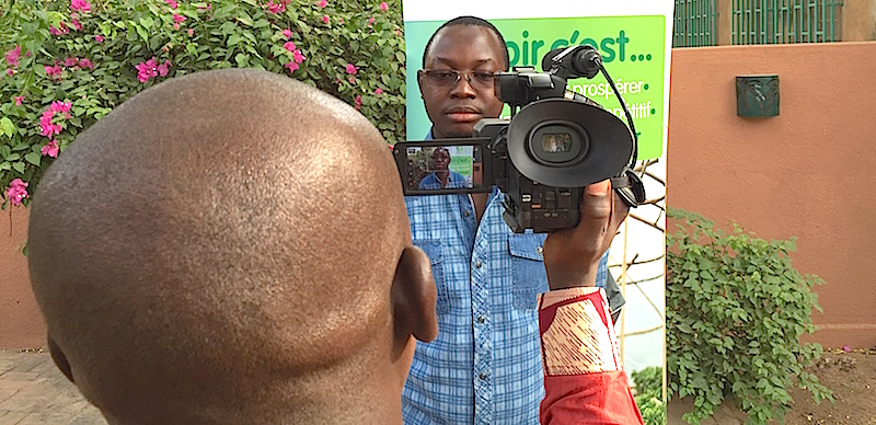 Inoussa Maïga enregistre l'une des vidéos de présentation d'AgribusinessTV.